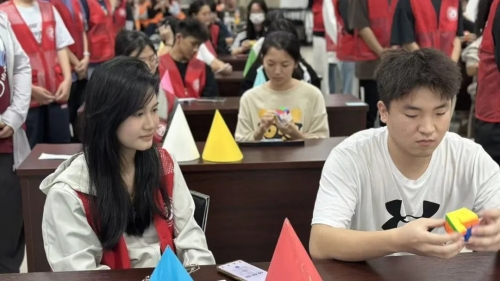 “魔方轉(zhuǎn)動(dòng)顯神通，‘魔王’爭(zhēng)霸展雄鋒”海南工商職業(yè)學(xué)院第二屆“我是大魔王”魔方技能大賽圓滿(mǎn)落幕